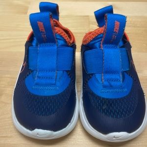 Size 5 Toddler Nike Flex sneakers